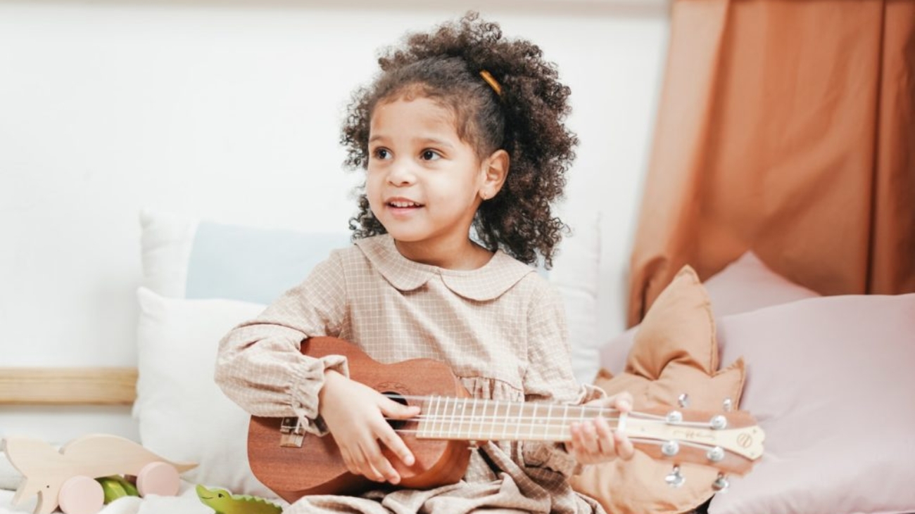 ukulele-played-by-a-young-girl-3662761-1024x682