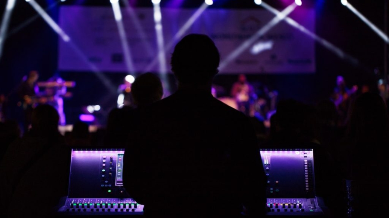 silhouette-photo-of-people-beside-monitor-2952834-1024x688